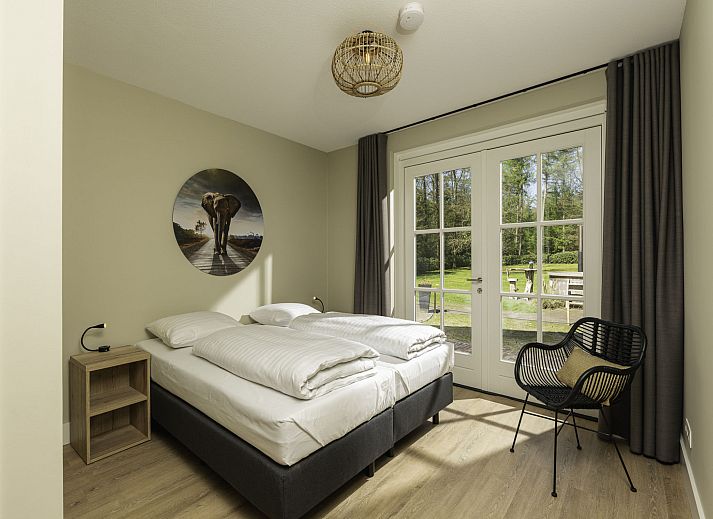 Ruime keuken in Vakantiehuis Het Landhuis, Losser, Twente, met moderne apparatuur en houten kasten.