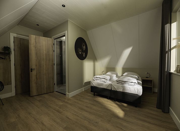 Ruime keuken in Vakantiehuis Het Landhuis, Losser, Twente, met moderne apparatuur en houten kasten.