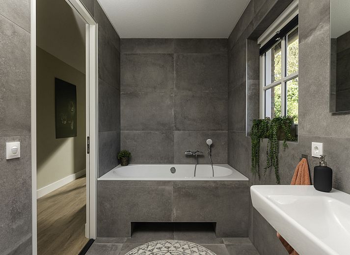 Ruime keuken in Vakantiehuis Het Landhuis, Losser, Twente, met moderne apparatuur en houten kasten.