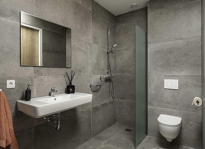 Ruime keuken in Vakantiehuis Het Landhuis, Losser, Twente, met moderne apparatuur en houten kasten.