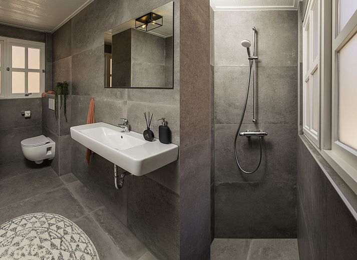 Genieten in de hot tub bij Vakantiehuis Het Landhuis, Losser, Twente, omringd door natuur.