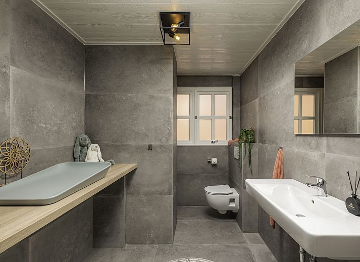 Genieten in de hot tub bij Vakantiehuis Het Landhuis, Losser, Twente, omringd door natuur.