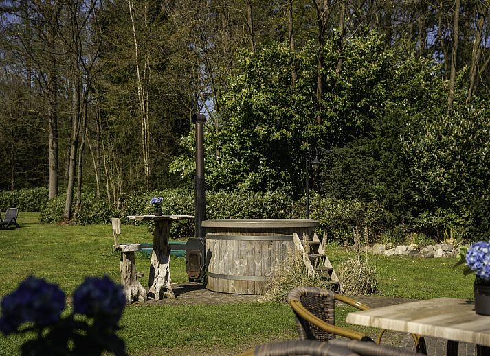 Genieten in de hot tub bij Vakantiehuis Het Landhuis, Losser, Twente, omringd door natuur.