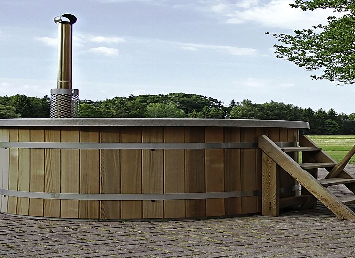 Genieten in de hot tub bij Vakantiehuis Het Landhuis, Losser, Twente, omringd door natuur.