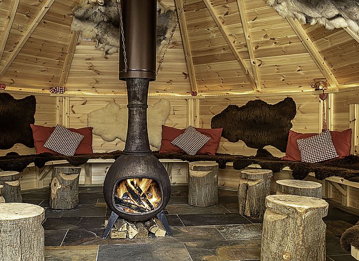 Genieten in de hot tub bij Vakantiehuis Het Landhuis, Losser, Twente, omringd door natuur.