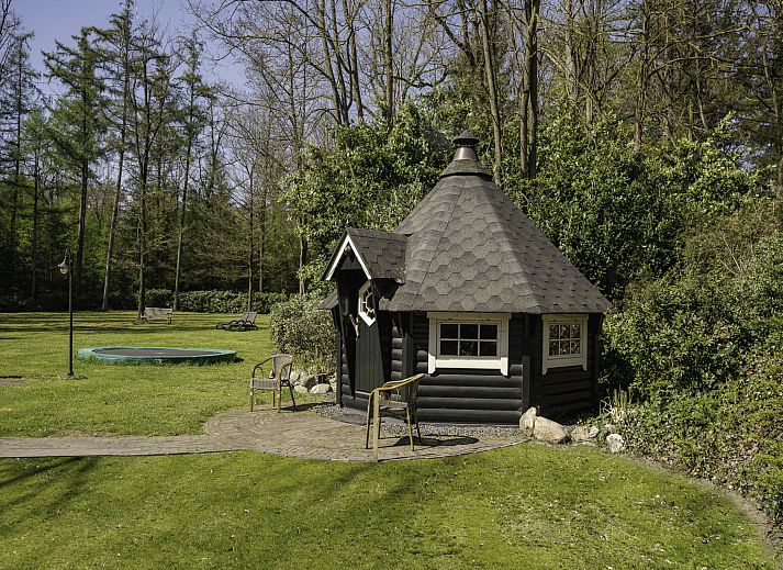 Knusse Finse kota bij Vakantiehuis Het Landhuis in Losser, Twente, ideaal voor gezellige avonden.