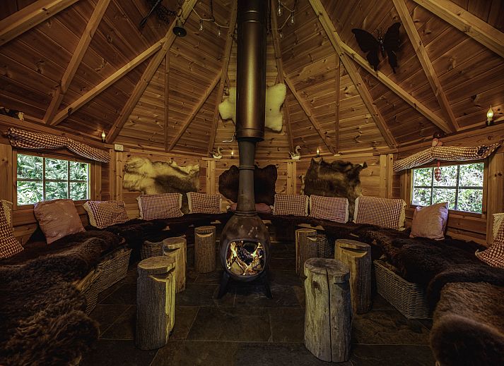 Knusse Finse kota bij Vakantiehuis Het Landhuis in Losser, Twente, ideaal voor gezellige avonden.