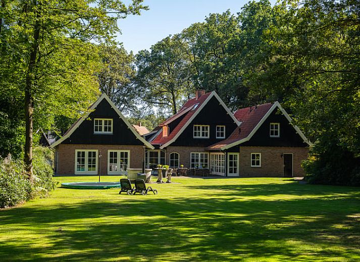 Geniet van de serene tuin en kleurrijke bloemen bij Huisje in Losser, een charmant vakantiehuis in het groene Twente, Overijssel.