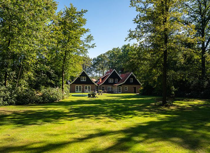 Geniet van de serene tuin en kleurrijke bloemen bij Huisje in Losser, een charmant vakantiehuis in het groene Twente, Overijssel.