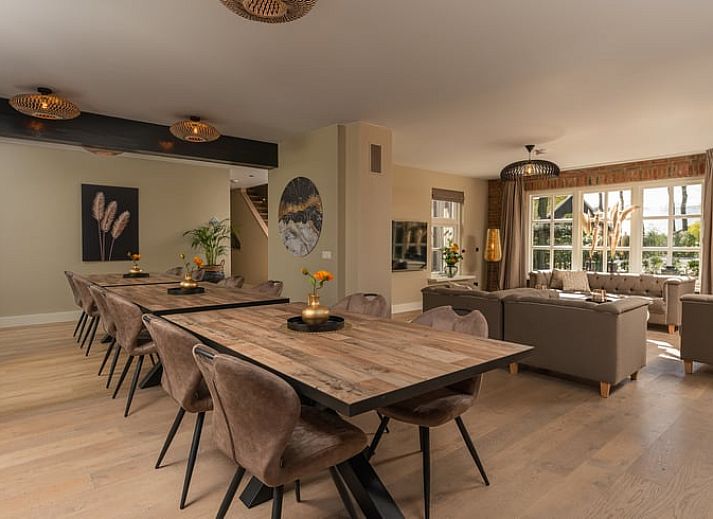 Geniet van de serene tuin en kleurrijke bloemen bij Huisje in Losser, een charmant vakantiehuis in het groene Twente, Overijssel.