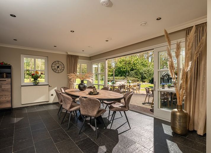 Geniet van de serene tuin en kleurrijke bloemen bij Huisje in Losser, een charmant vakantiehuis in het groene Twente, Overijssel.