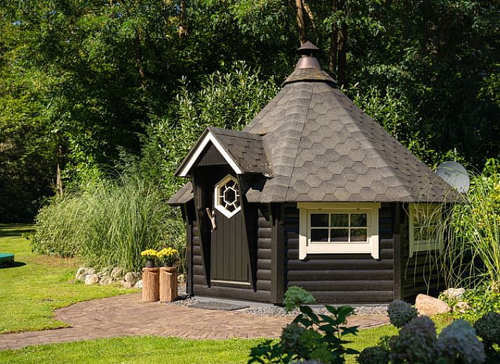 Huisje in Losser, een charmant vakantiehuis in Twente, Overijssel, omgeven door groene natuur en een ruime tuin voor ontspanning.