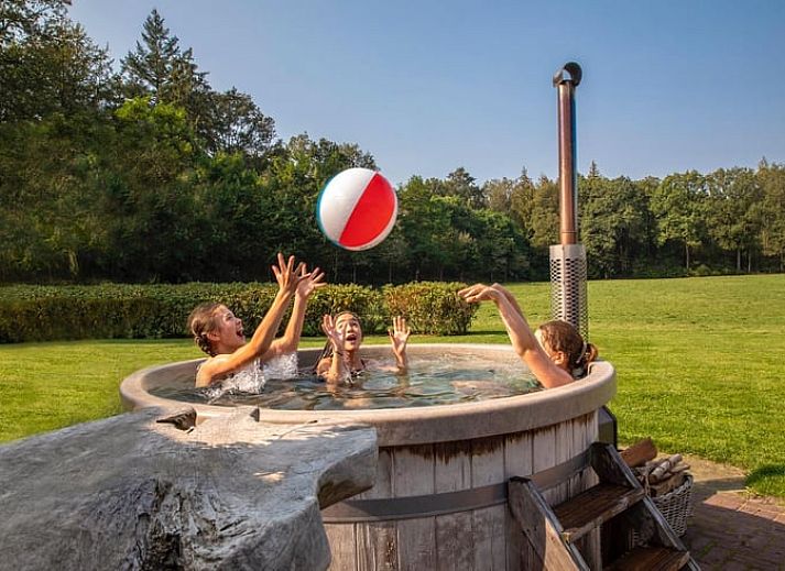 Geniet van de rust bij Huisje in Losser, een vakantiehuis omringd door groene natuur in Twente, Overijssel.