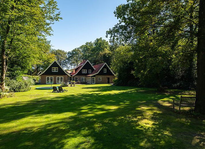 Gezellige woonkamer in Huisje in Losser, Twente, Overijssel, met ruime eettafel en comfortabele zithoek voor een ontspannen verblijf.