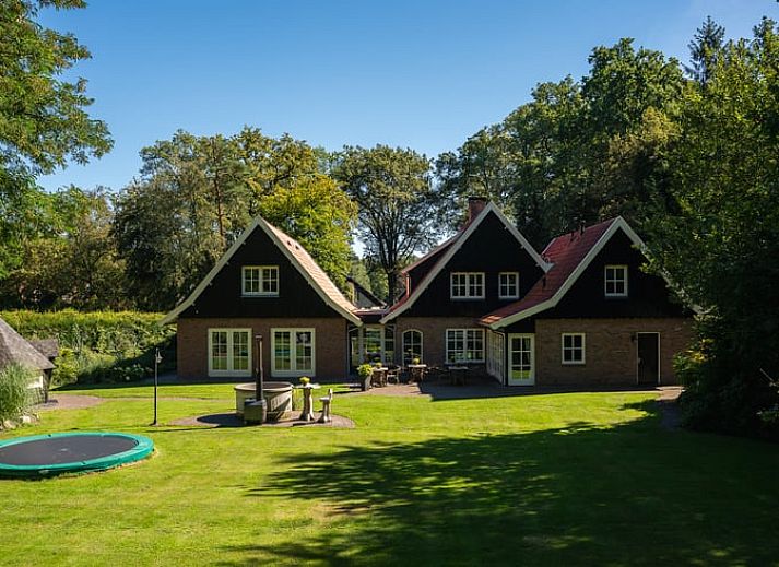 Gezellige woonkamer in Huisje in Losser, Twente, Overijssel, met ruime eettafel en comfortabele zithoek voor een ontspannen verblijf.