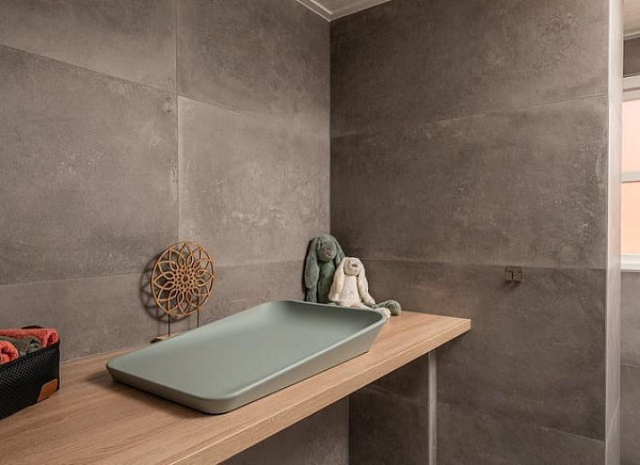 Gezellige eetruimte in Huisje in Losser, vakantiehuis in Twente, Overijssel met uitzicht op de groene tuin en terras.