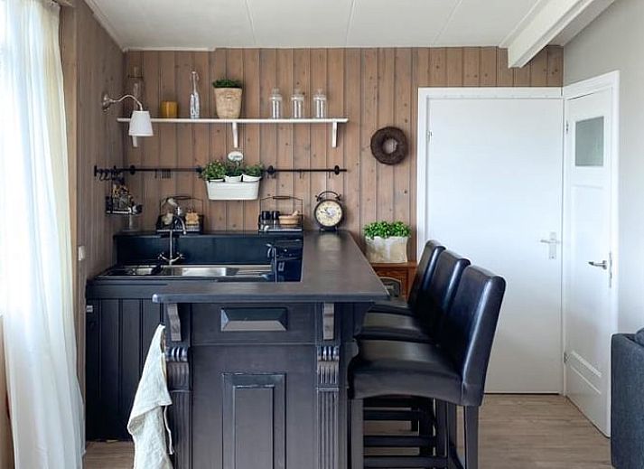 Terrasse von Cottage in Losser, Ferienhaus in Overijssel mit Blick auf die Wiese.