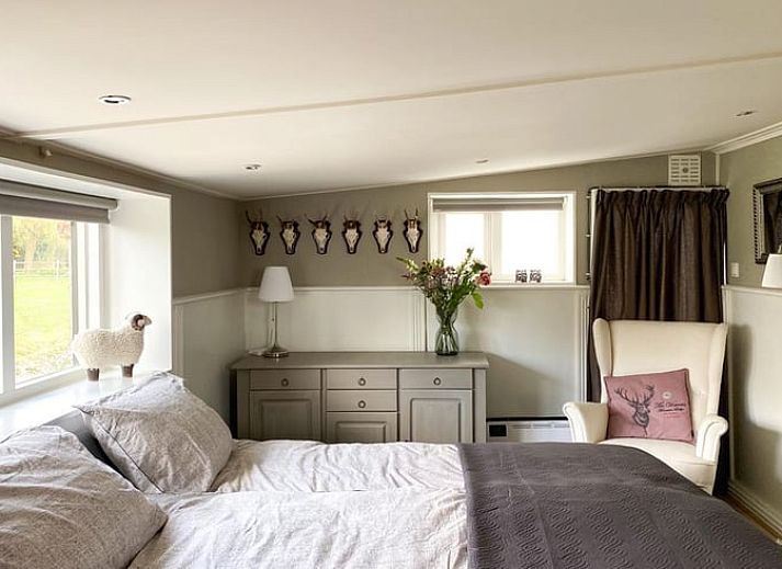 Terrasse von Cottage in Losser, Ferienhaus in Overijssel mit Blick auf die Wiese.