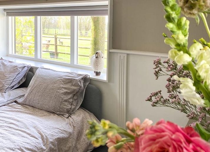 Gemuetliches Wohnzimmer des Cottage in Losser mit Kamin und rustikalem Dekor.