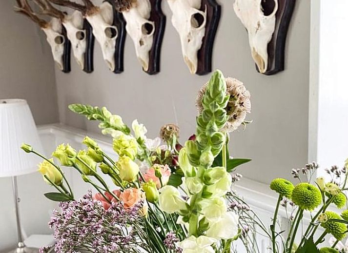 Gemuetliches Wohnzimmer des Cottage in Losser mit Kamin und rustikalem Dekor.