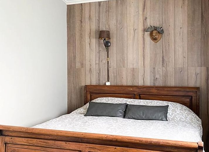 Gemuetliches Wohnzimmer des Cottage in Losser mit Kamin und rustikalem Dekor.