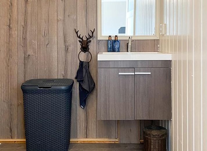 Gemuetliches Wohnzimmer des Cottage in Losser mit Kamin und rustikalem Dekor.