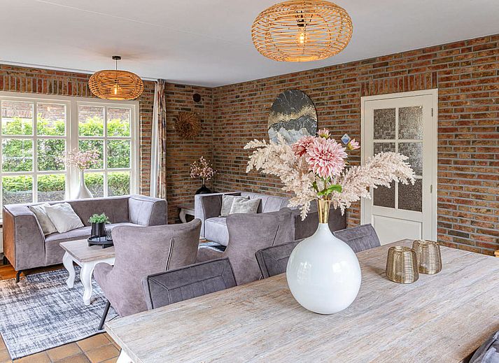 Ferienhaus De Regenboog in Losser, Twente mit einem schoenen Aussenbereich und gruener Umgebung.