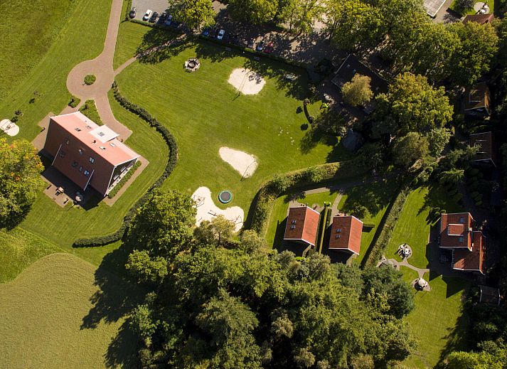 Ferienhaus De Regenboog in Losser, Twente mit einem schoenen Aussenbereich und gruener Umgebung.