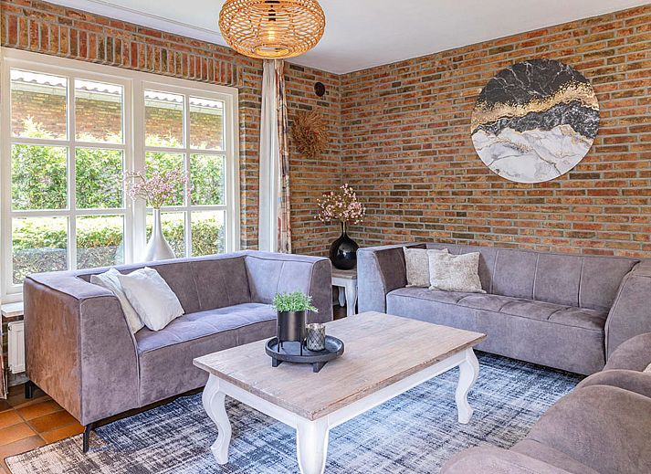 Stilvolles Wohnzimmer des Ferienhauses De Regenboog in Losser, Twente, Overijssel.