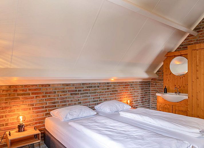 Whirlpool im Garten des Ferienhauses De Regenboog in Losser, Twente, umgeben von der Natur.