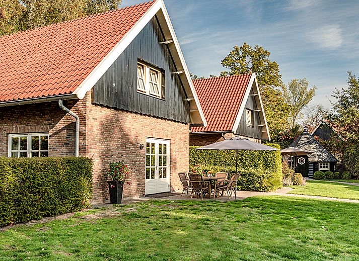 Luftaufnahme des Ferienhauses De Regenboog in Losser, Twente, mit weitem Blick ueber das Gelaende.