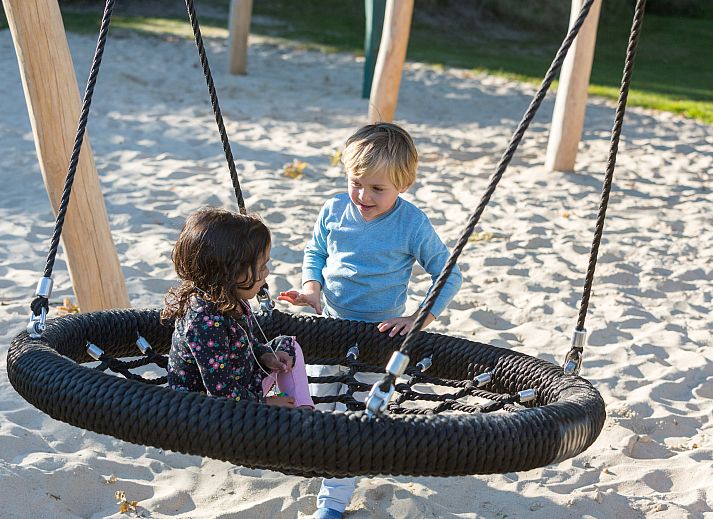 Luftaufnahme des Ferienhauses De Regenboog in Losser, Twente, mit weitem Blick ueber das Gelaende.