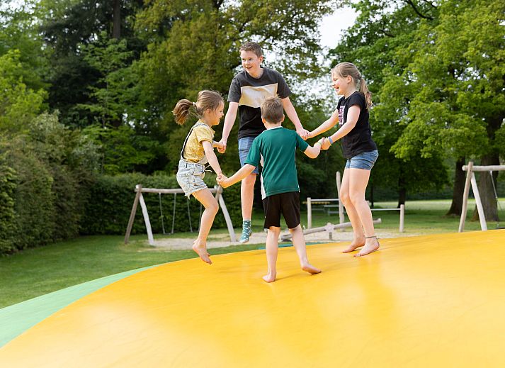 Luftaufnahme des Ferienhauses De Regenboog in Losser, Twente, mit weitem Blick ueber das Gelaende.