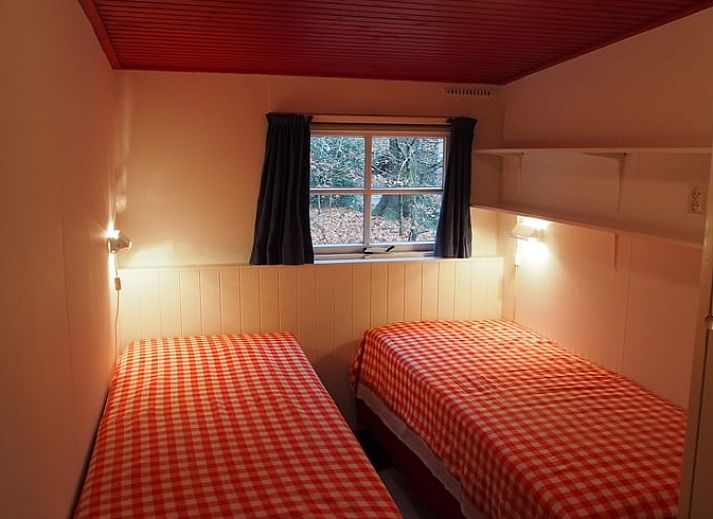 Gezellig terras bij Huisje in Tubbergen, vakantieaccommodatie in Twente, omringd door bosrijke omgeving.