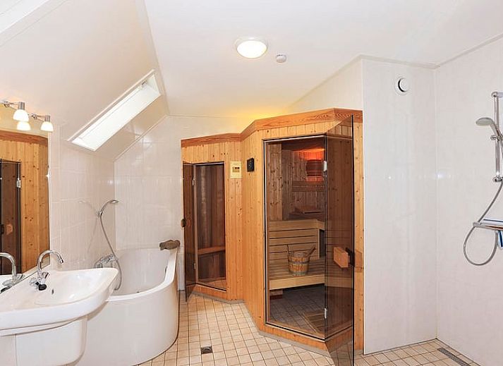 Ferienhaus in Deurningen, versteckt zwischen den Baeumen in Twente, Overijssel.