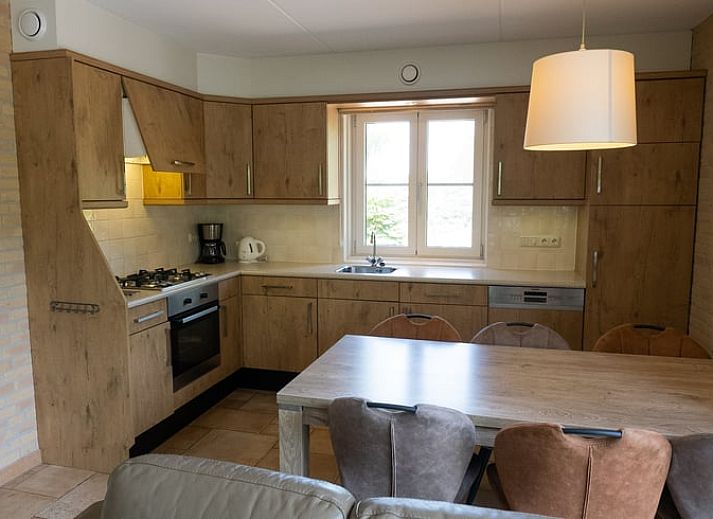 Ferienhaus in Deurningen, versteckt zwischen den Baeumen in Twente, Overijssel.