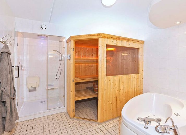 Wellness bathroom with sauna in Cottage in Deurningen, vacation home in Twente, Overijssel for ultimate relaxation.
