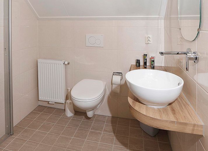 Moderne Kueche im Boshuus Comfort Plus Ferienhaus in Deurningen, Twente, Overijssel mit Blick auf die Terrasse.