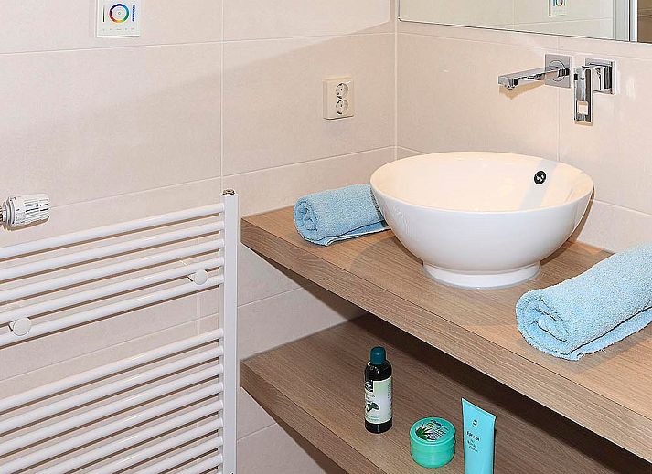 Gemuetliches Wohnzimmer im Boshuus Comfort Plus, Deurningen, Twente, Overijssel mit Zugang zu Terrasse und Natur.