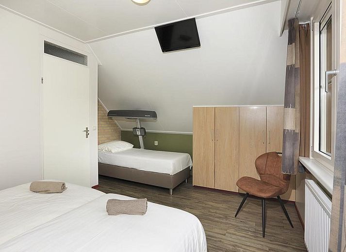 Moderne keuken in Boshuus XL Wellness vakantiehuis Deurningen, Twente met uitzicht op de omliggende natuur.