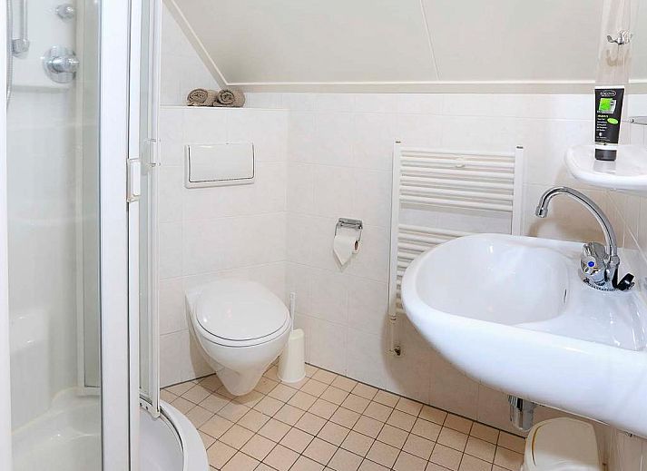 Moderne keuken in Boshuus XL Wellness vakantiehuis Deurningen, Twente met uitzicht op de omliggende natuur.