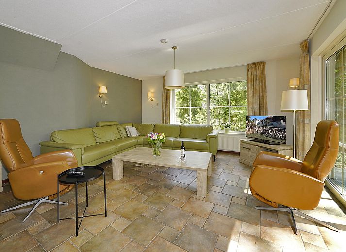 Geraeumiges Wohnzimmer im Familienhuus, Deurningen, mit gemuetlicher Sitzecke und viel Licht.