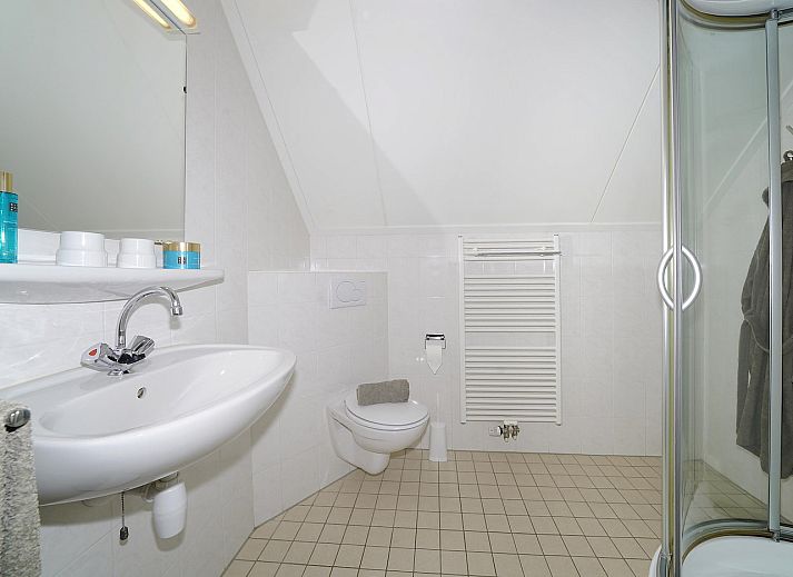 Geraeumiges Wohnzimmer im Familienhuus, Deurningen, mit gemuetlicher Sitzecke und viel Licht.