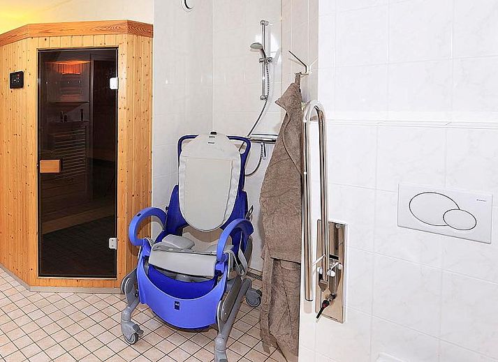 Gemuetliche Terrasse im Ferienhaus Boshuus Zorg in Deurningen, Twente, umgeben von gruener Natur.