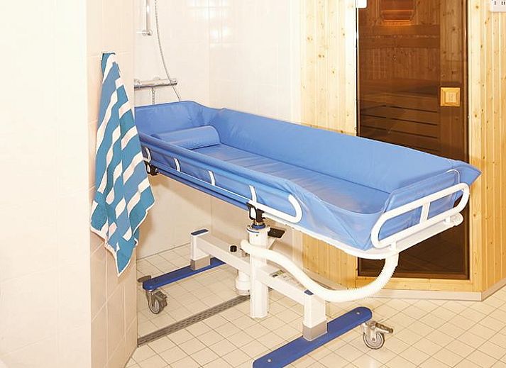 Gemuetliche Terrasse im Ferienhaus Boshuus Zorg in Deurningen, Twente, umgeben von gruener Natur.