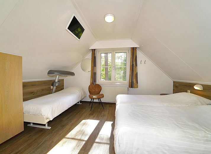 Helles Schlafzimmer mit grossem Fenster im Boshuus Zorg, Ferienunterkunft in Deurningen, Overijssel.