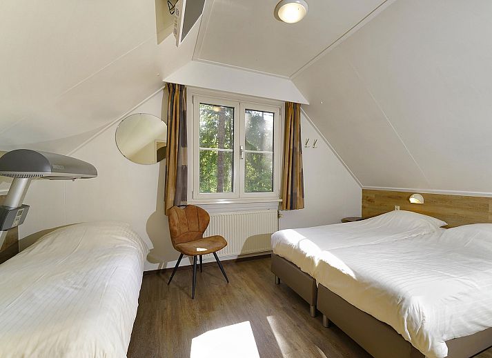 Helles Schlafzimmer mit grossem Fenster im Boshuus Zorg, Ferienunterkunft in Deurningen, Overijssel.