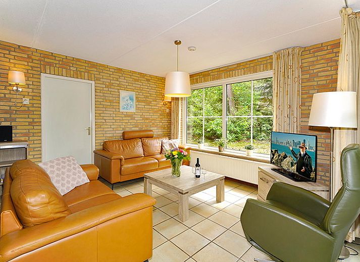 Geniet van de buitenlucht op het terras van Boshuus Wellness vakantiehuis in Deurningen, Twente, omringd door groene natuur.