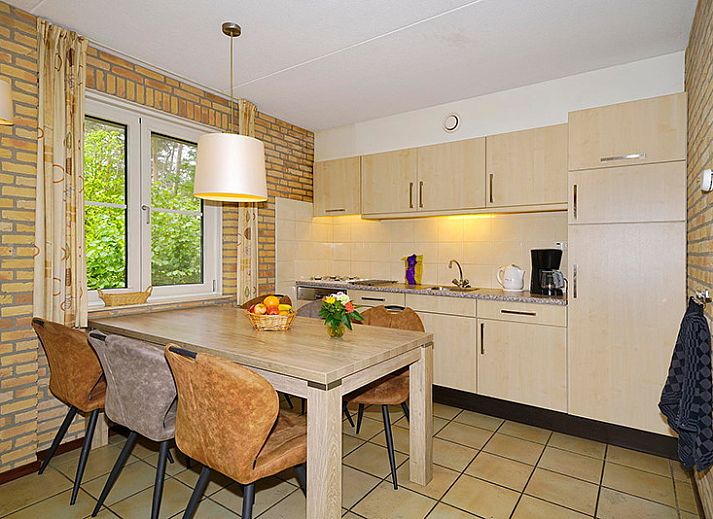 Geniet van de buitenlucht op het terras van Boshuus Wellness vakantiehuis in Deurningen, Twente, omringd door groene natuur.