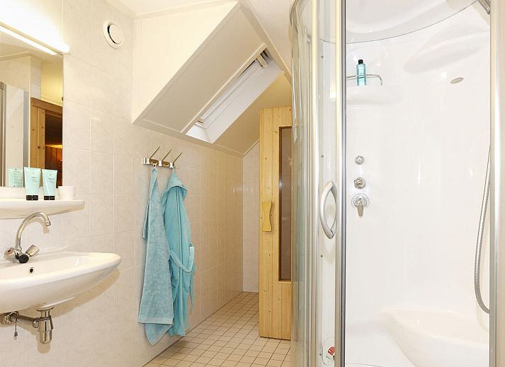 Ontspan in de luxe badkamer met sauna van Boshuus Wellness vakantiehuis in Deurningen, Twente, Overijssel.